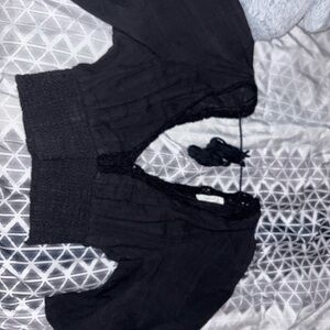 Black crop top shirt